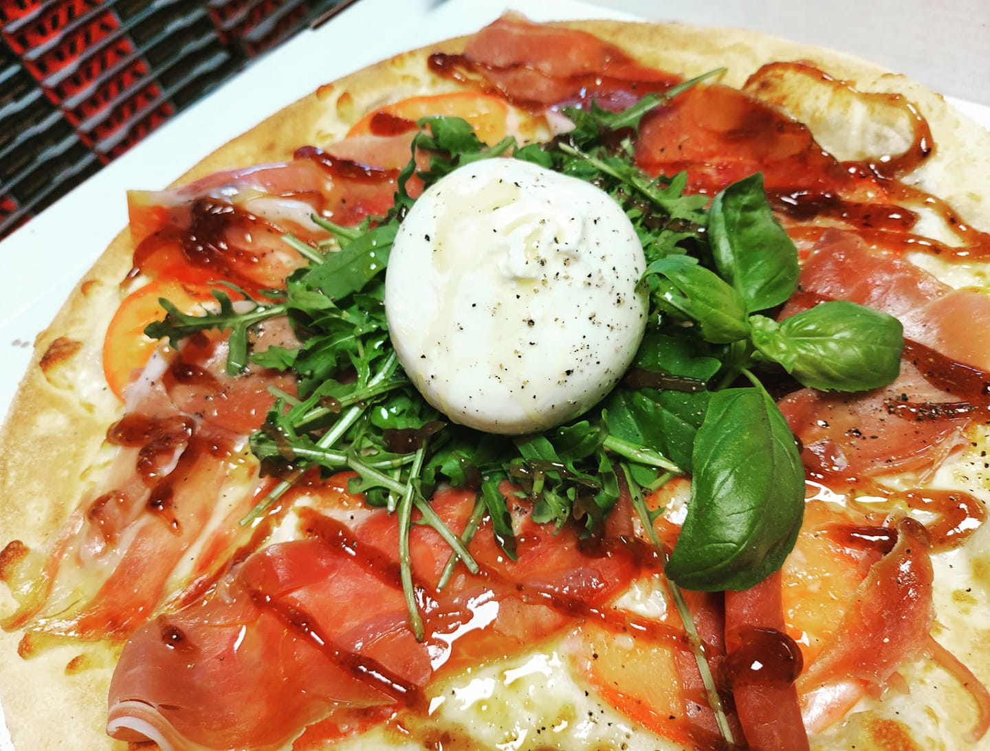Pizza burrata prosciutto