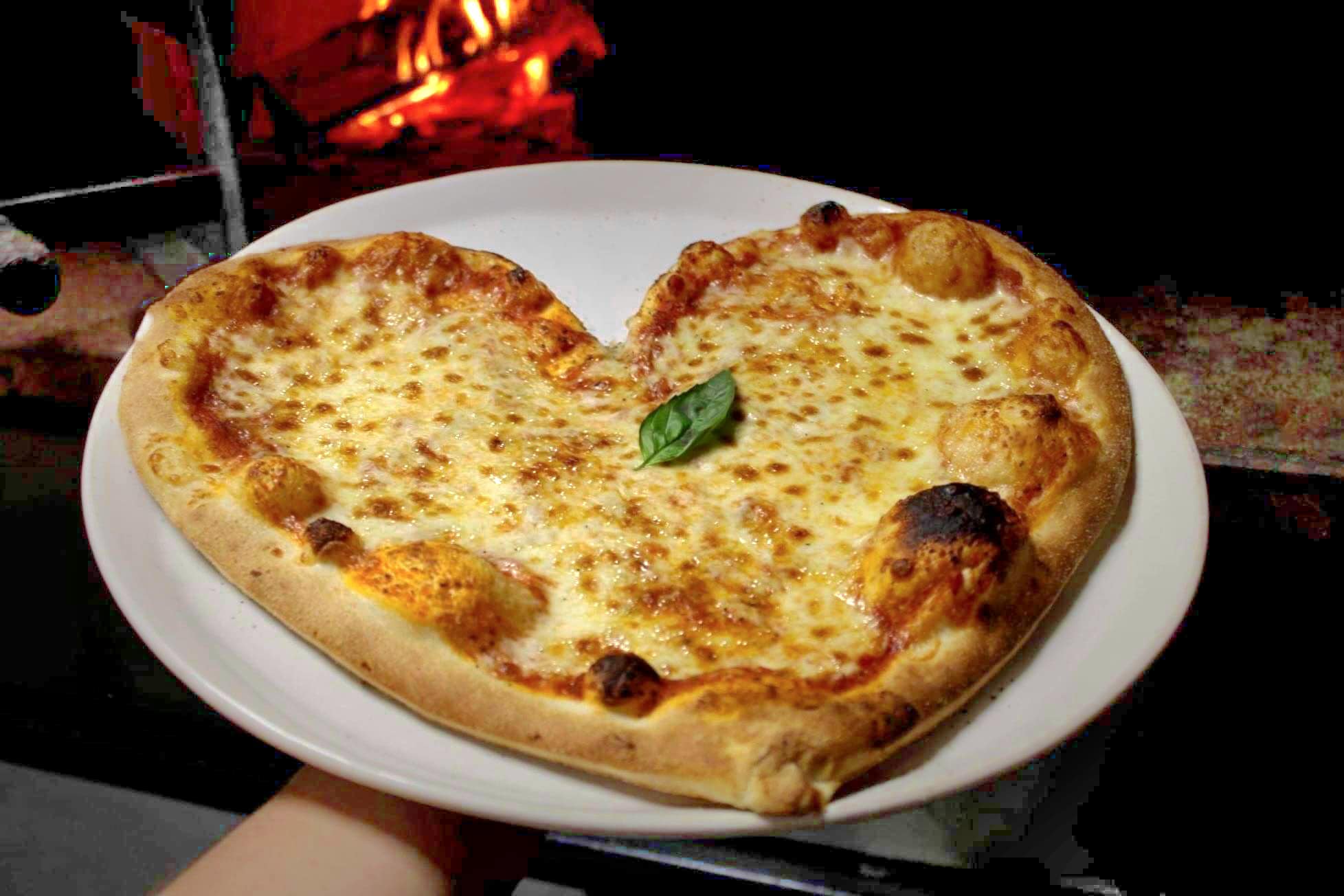 Pizza cœur au feu de bois